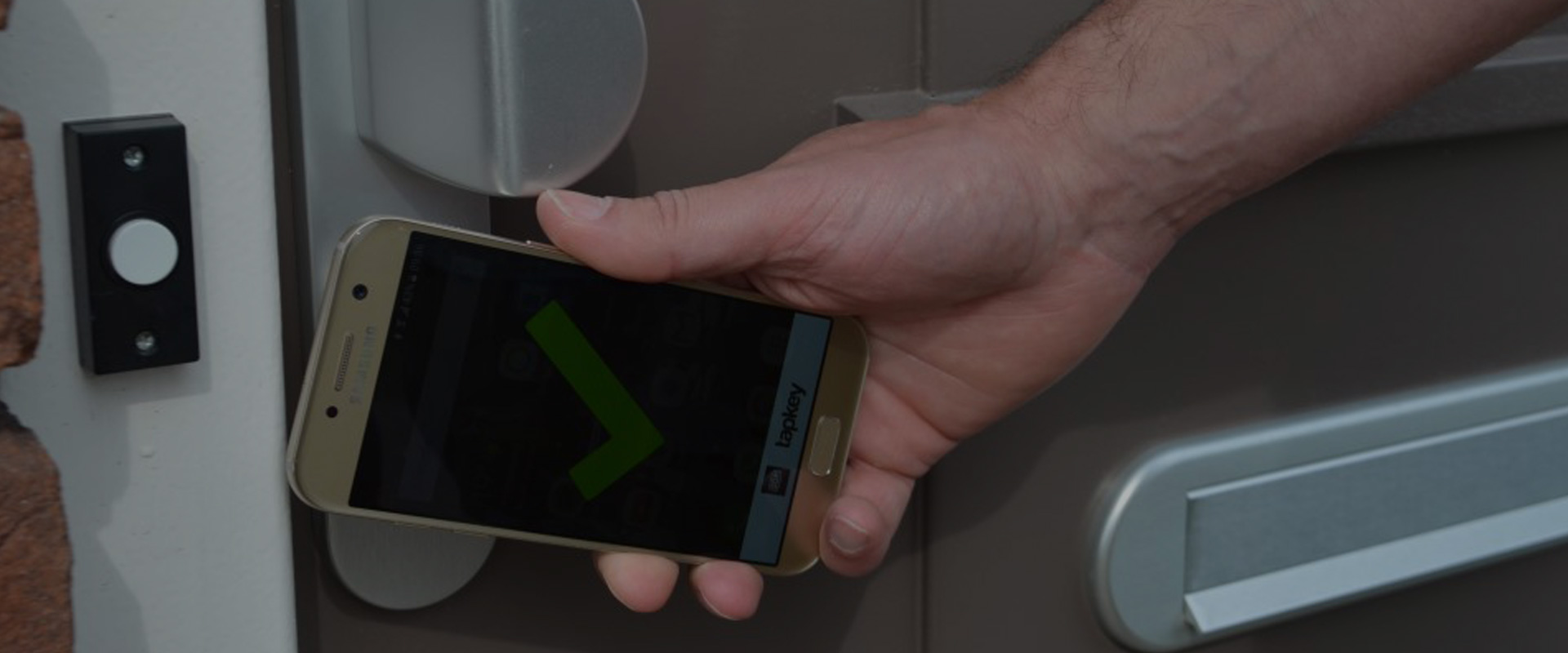 operating a tapkey cylinder with a mobile phone