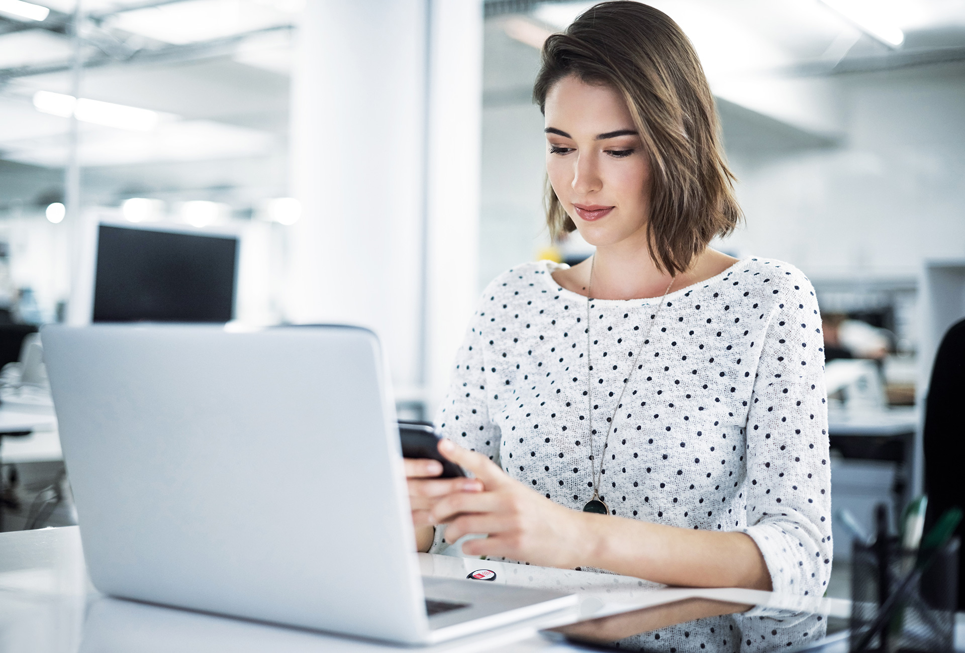 woman-programming-eniq-fob-with-smartphone