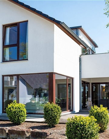 Weißes Haus mit Garten