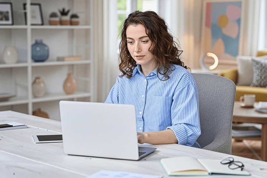 Initiativbewerbung bei DOM Sicherheitstechnik: Bewerberin erstellt ihre Bewerbung am Laptop in einem modernen Arbeitsumfeld.