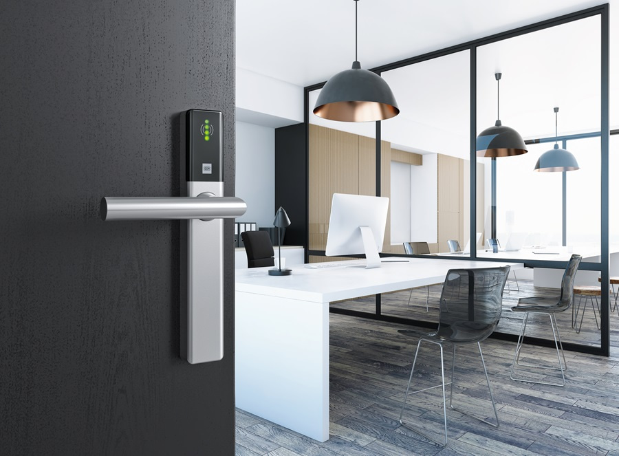 Im Vordergrund sieht man den Guard an einer geöffneten dunklen Tür die zu einem Büro führt.