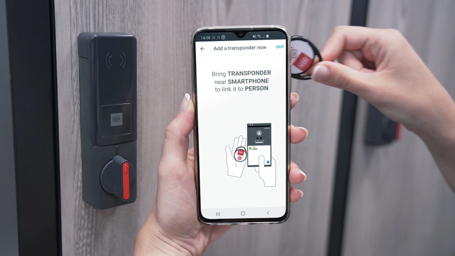 Hinzufügen eines neuen Transponders in der App durch Anlegen des Transponders auf der Rückseite des Telefons