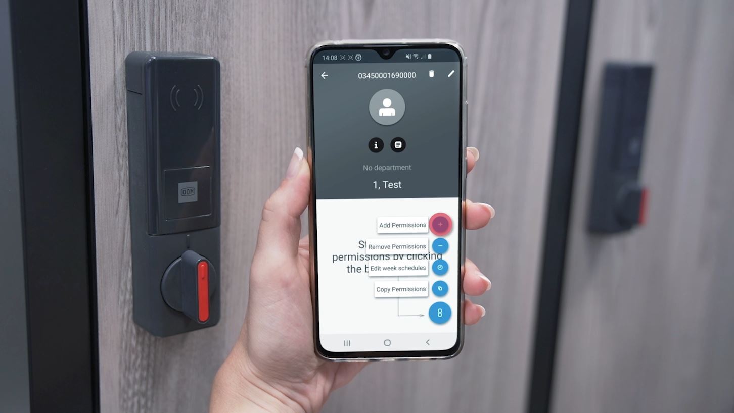 Ein Smartphone, das anzeigt, wie Sie einem registrierten Transponder die Berechtigung zum Öffnen eines bestimmten Geräts hinzufügen
