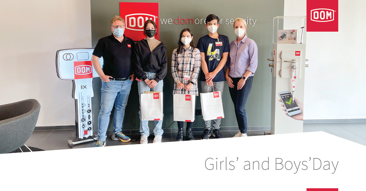 Die Praktikantinnen und Praktikanten stehen gemeinsam mit zwei Kollegen von DOM im Foyer des Firmensitzes in Brühl.