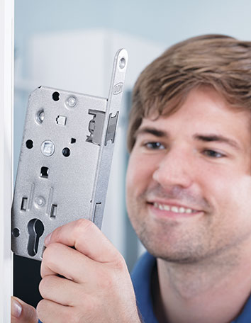 picture of a locksmith putting new lockcase