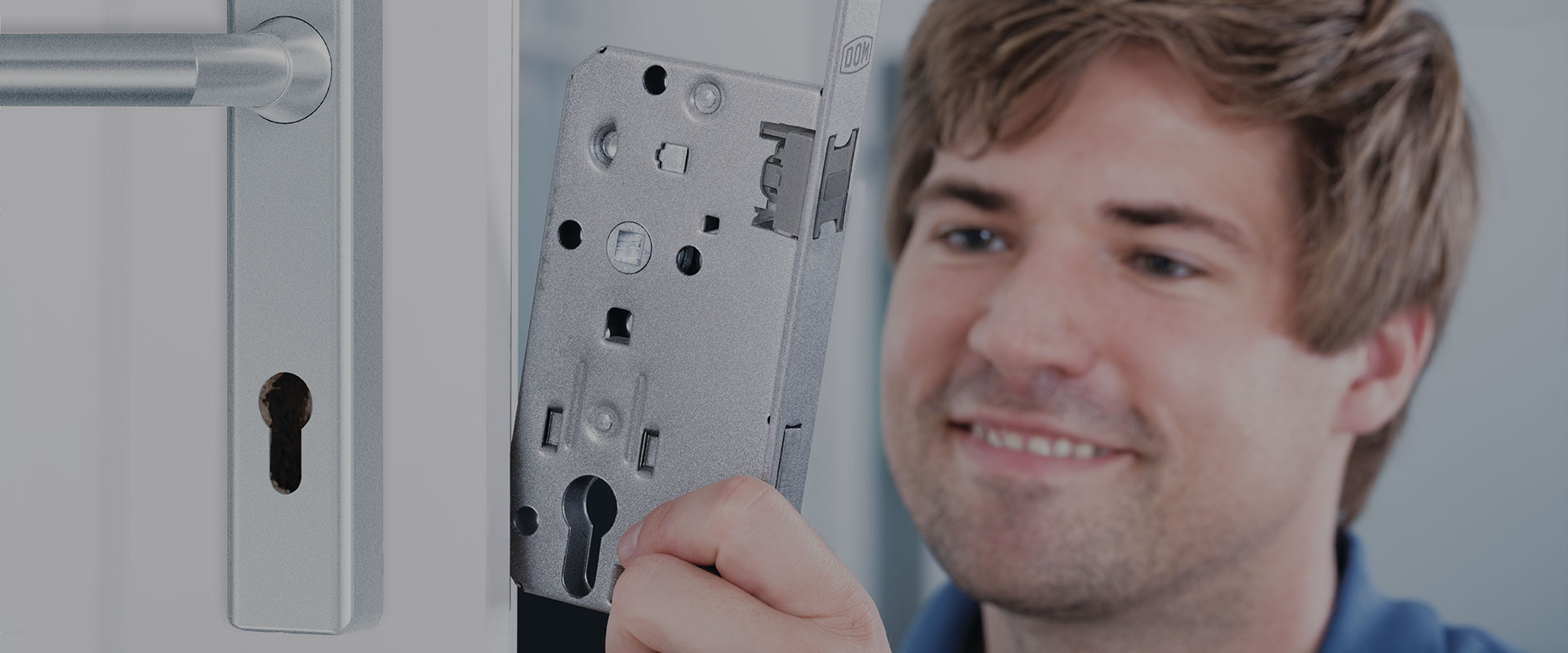 picture of a locksmith putting new lockcase