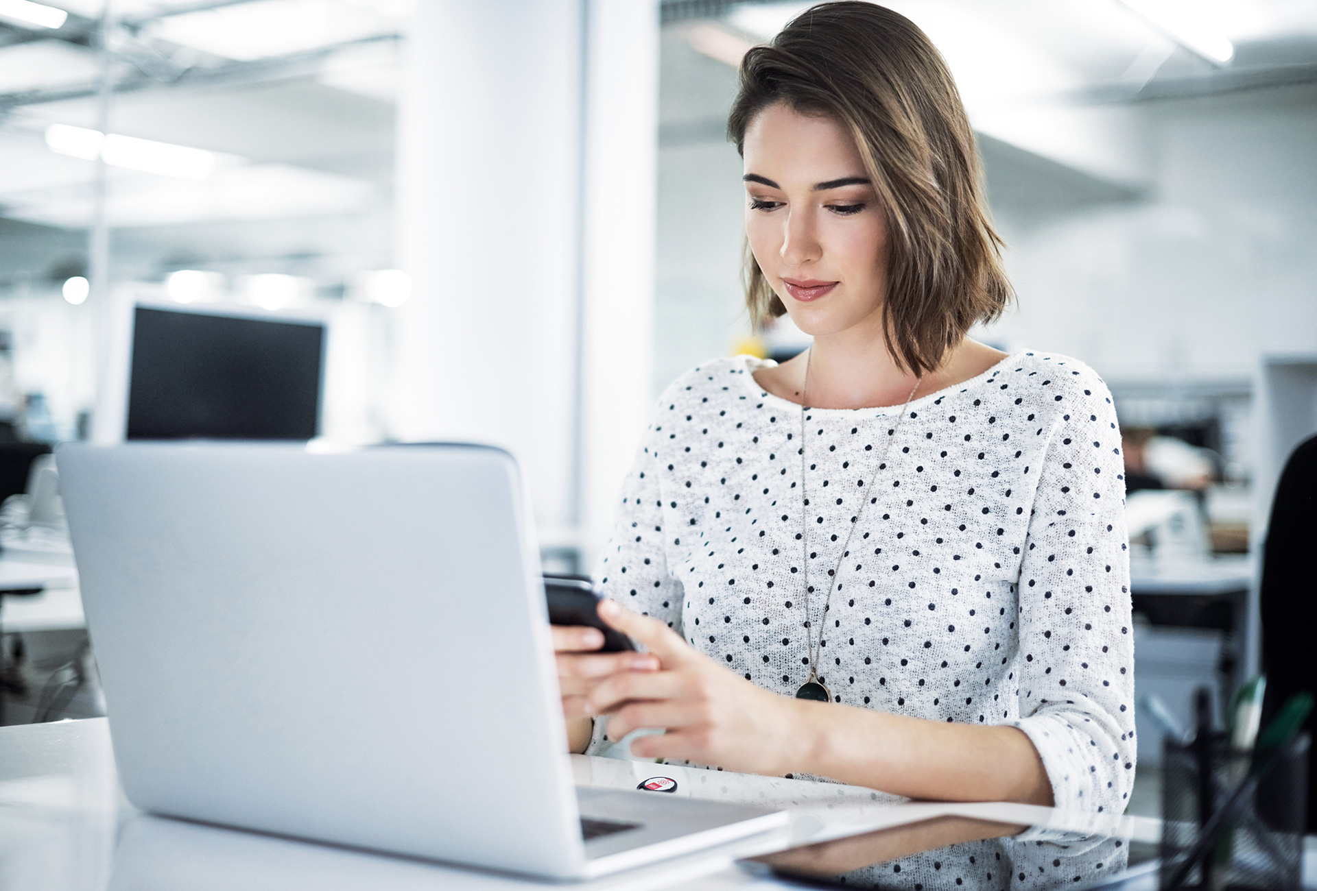 woman-programming-eniq-fob-with-smartphone