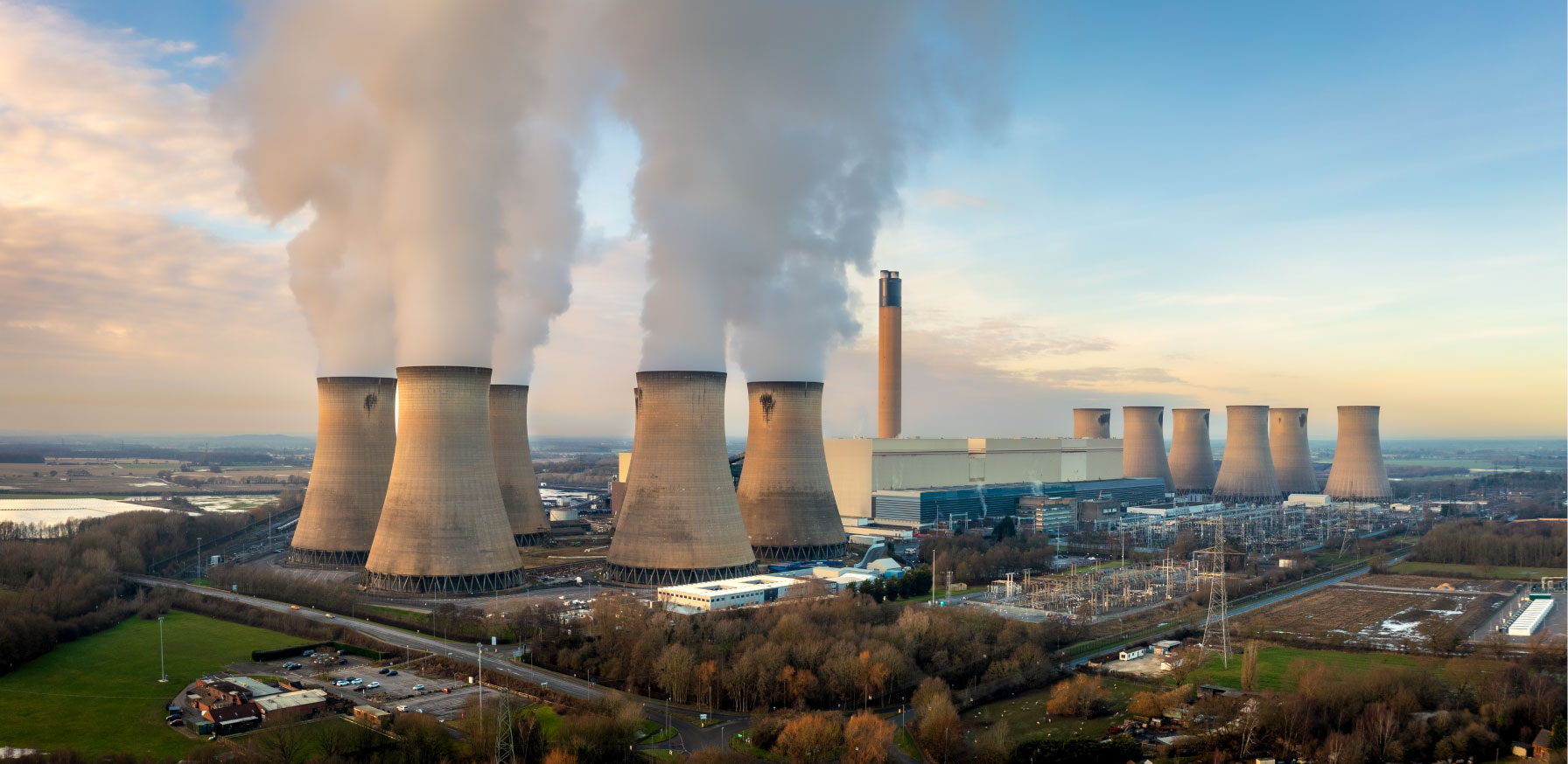 Kernkraftwerk bei Sonnenuntergang - nukleare Filtration Delta NEU