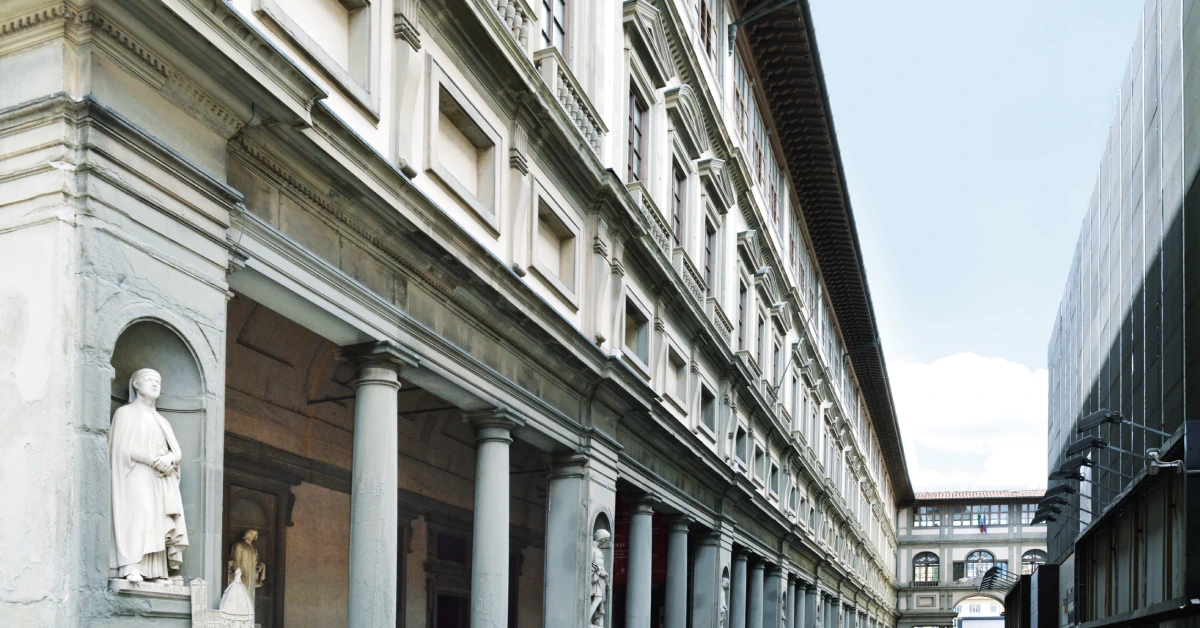 Exterior facade of the Uffizi Gallery in Florence with statues and columns.