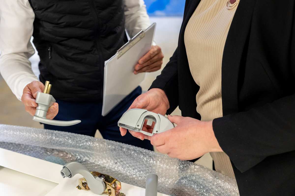 Eliot : Livraison porte et serrure à Paris