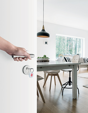 mano che apre la porta d'ingresso di un casa