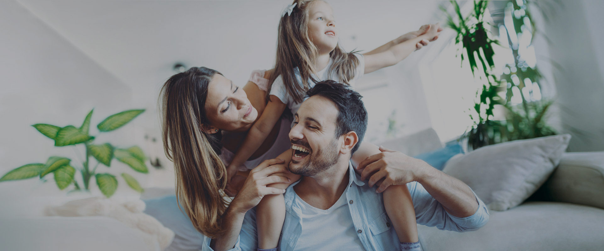 famiglia felice nel salotto di casa