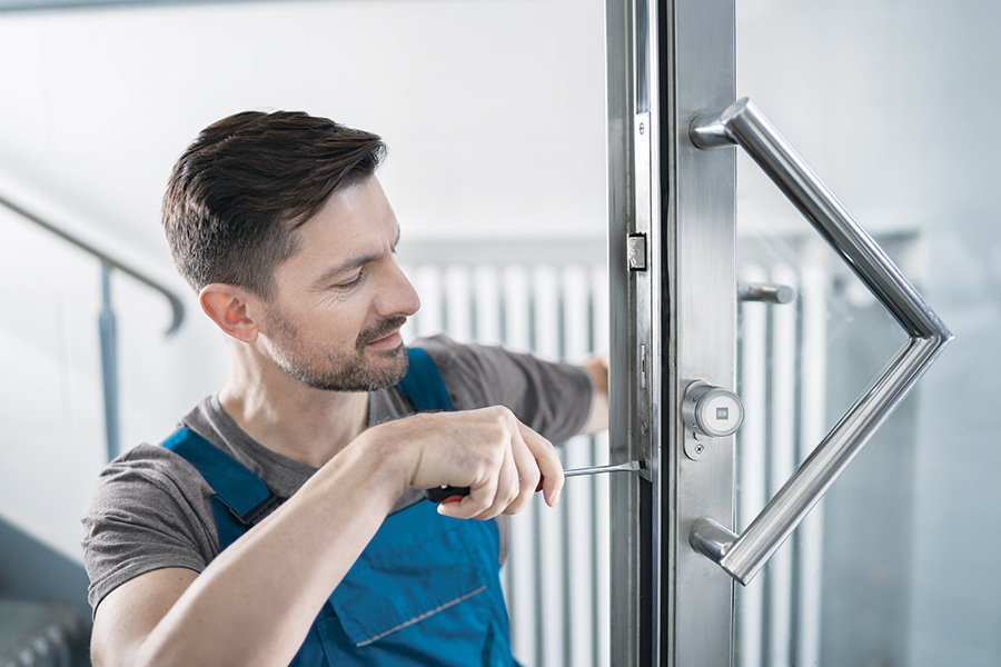 serraturiere che installa un cilindro elettronico ENiQ Pro