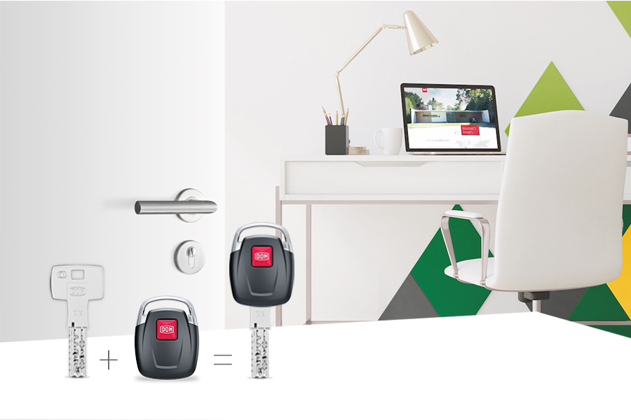 porta aperta con una scrivania sullo sfondo, chiave con transponder in primo piano