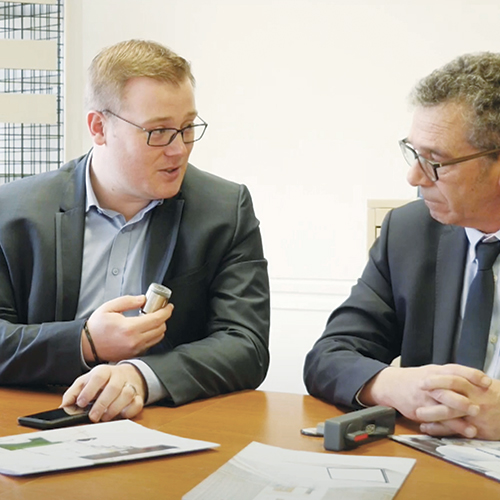 due uomini fanno un briefing per creare una nuovo sistema di chiusura