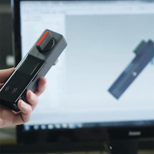 mano che tiene un prototipo di una serratura elettronica per armadietti