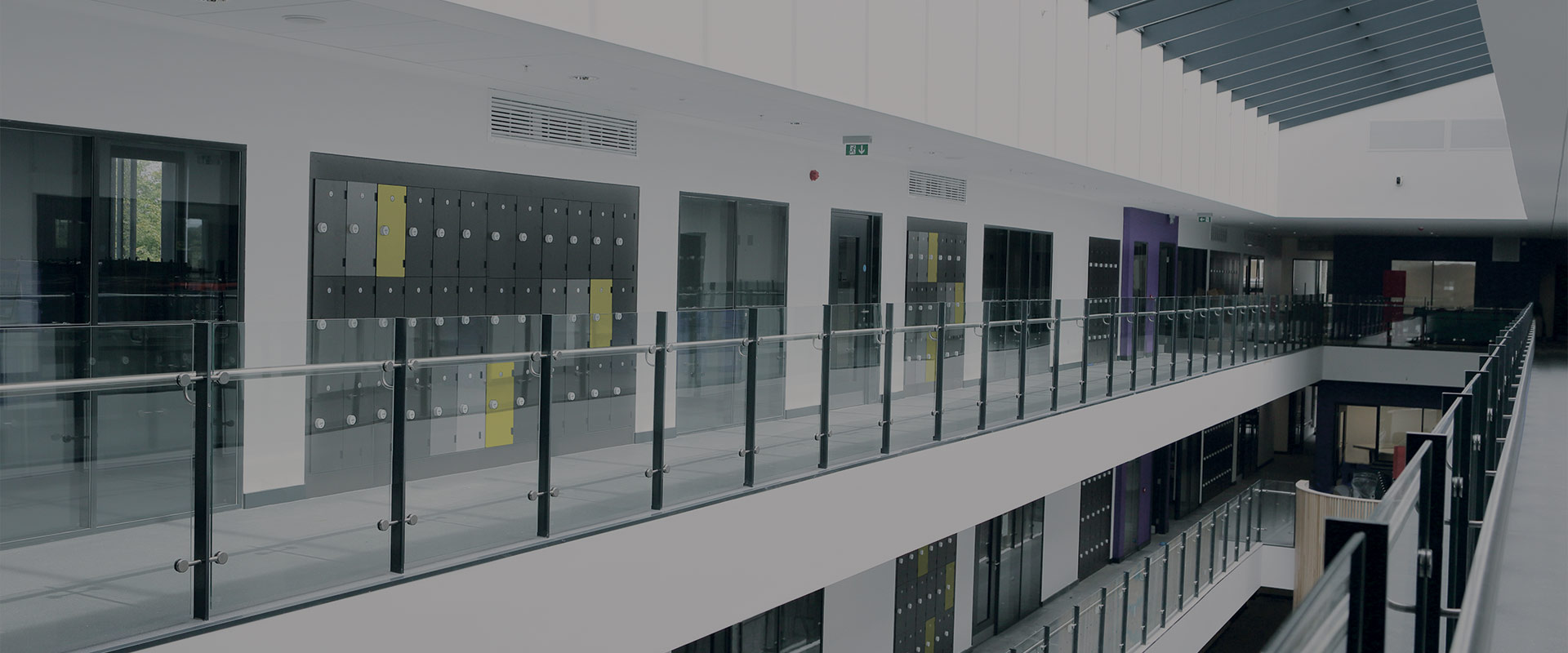 vista interna dei diversi piani di un'azienda con corridoi, porte vetrate e armadietti protetti da serrature industriali