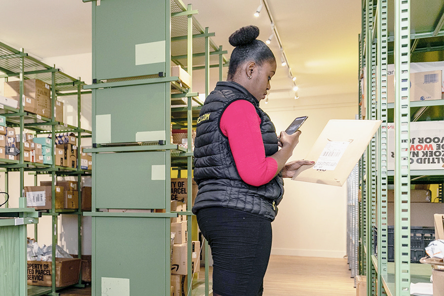 mevrouw scant pakketje in magazijn