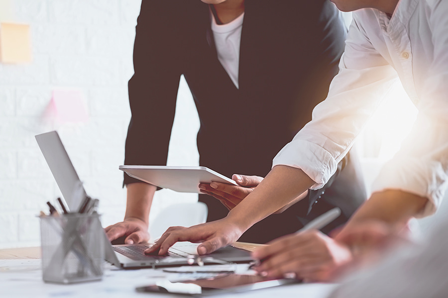 Twee personen werken plannen uit op een laptop