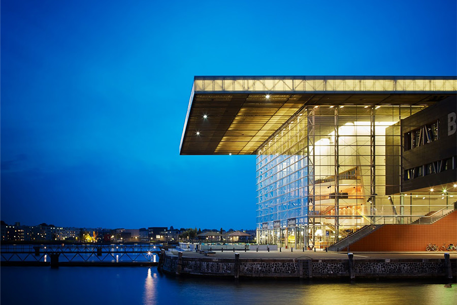 Muziekgebouw by night