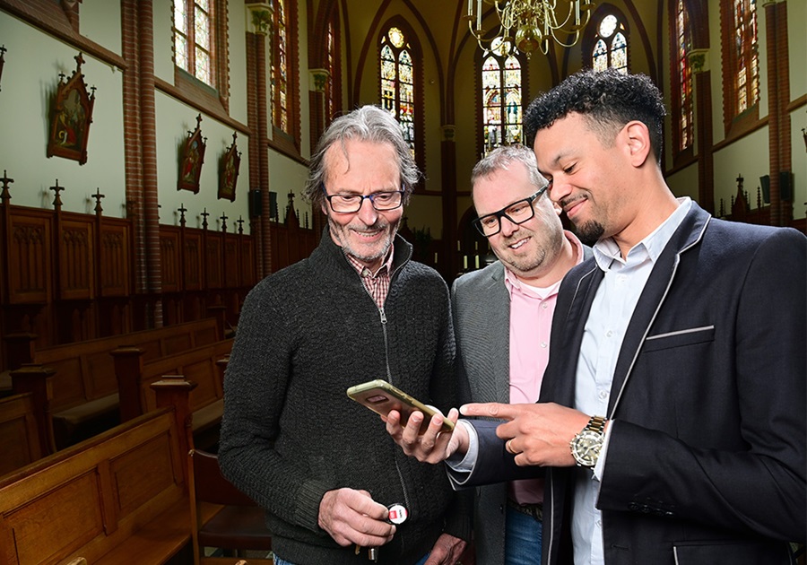 Account manager points to DOM Tapkey app smartphone