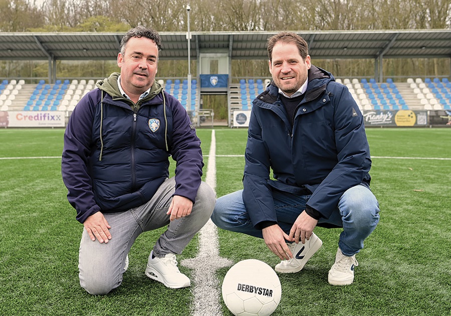 Melvin de Wever and Pascal van Es on the UVS Leiden football field for the DOM Tapkey Project