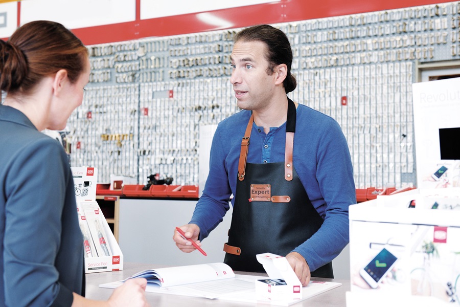 Sleutelspecialist helpt klant