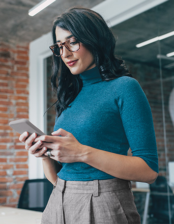 Mevrouw met smartphone ENiQ App