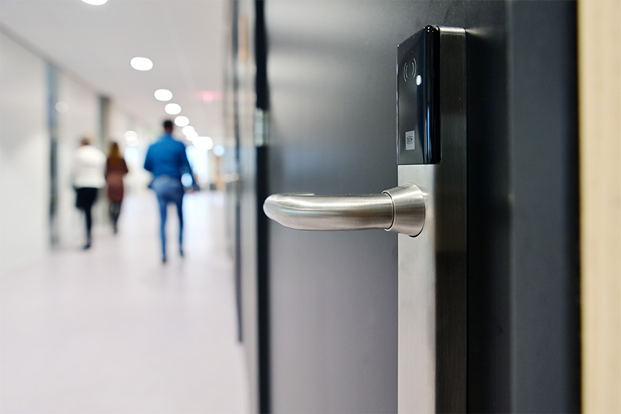 DOM Guard op zwarte deur