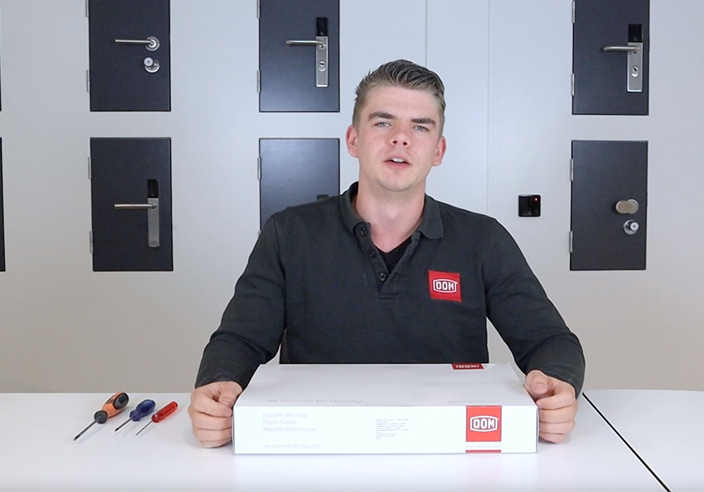 Nick zit aan een tafel met een Guard box