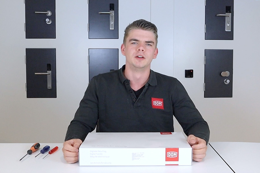 Nick zit aan een tafel met een Guard box