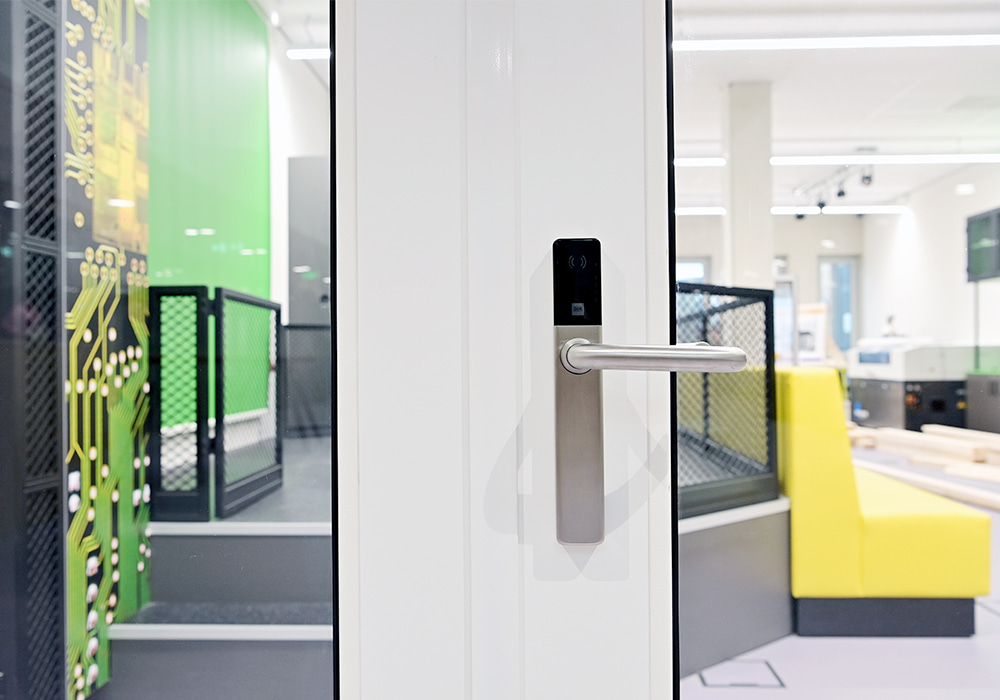 DOM Guard op binnendeur school