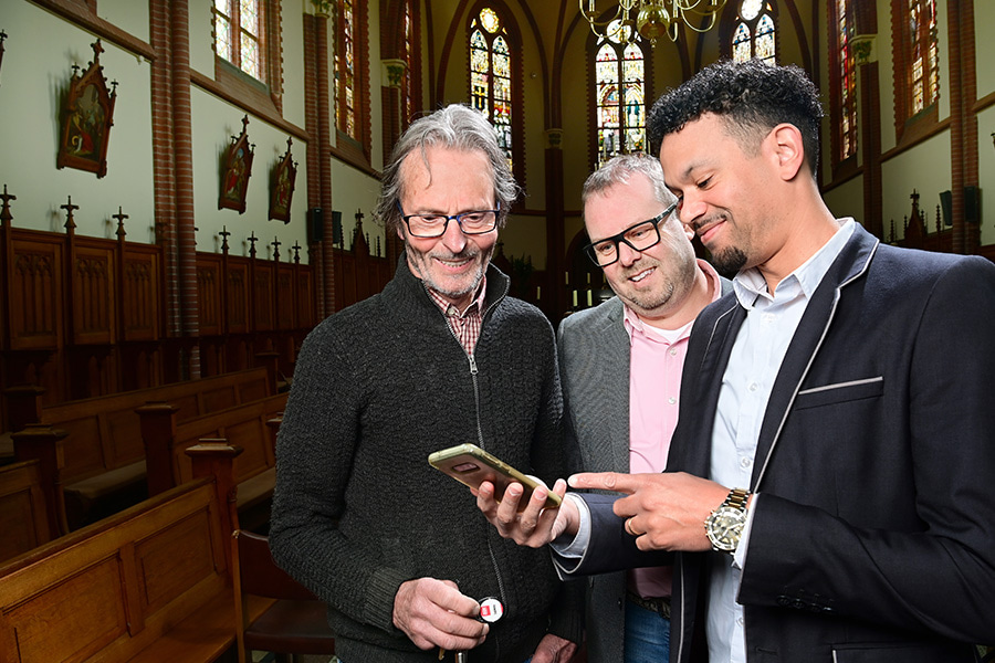 Accountmanager wijst naar DOM Tapkey app smartphone