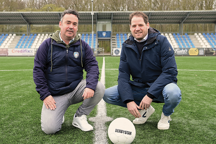 Melvin de Wever en Pascal van Es op voetbalveld UVS Leiden voor DOM Tapkey Project