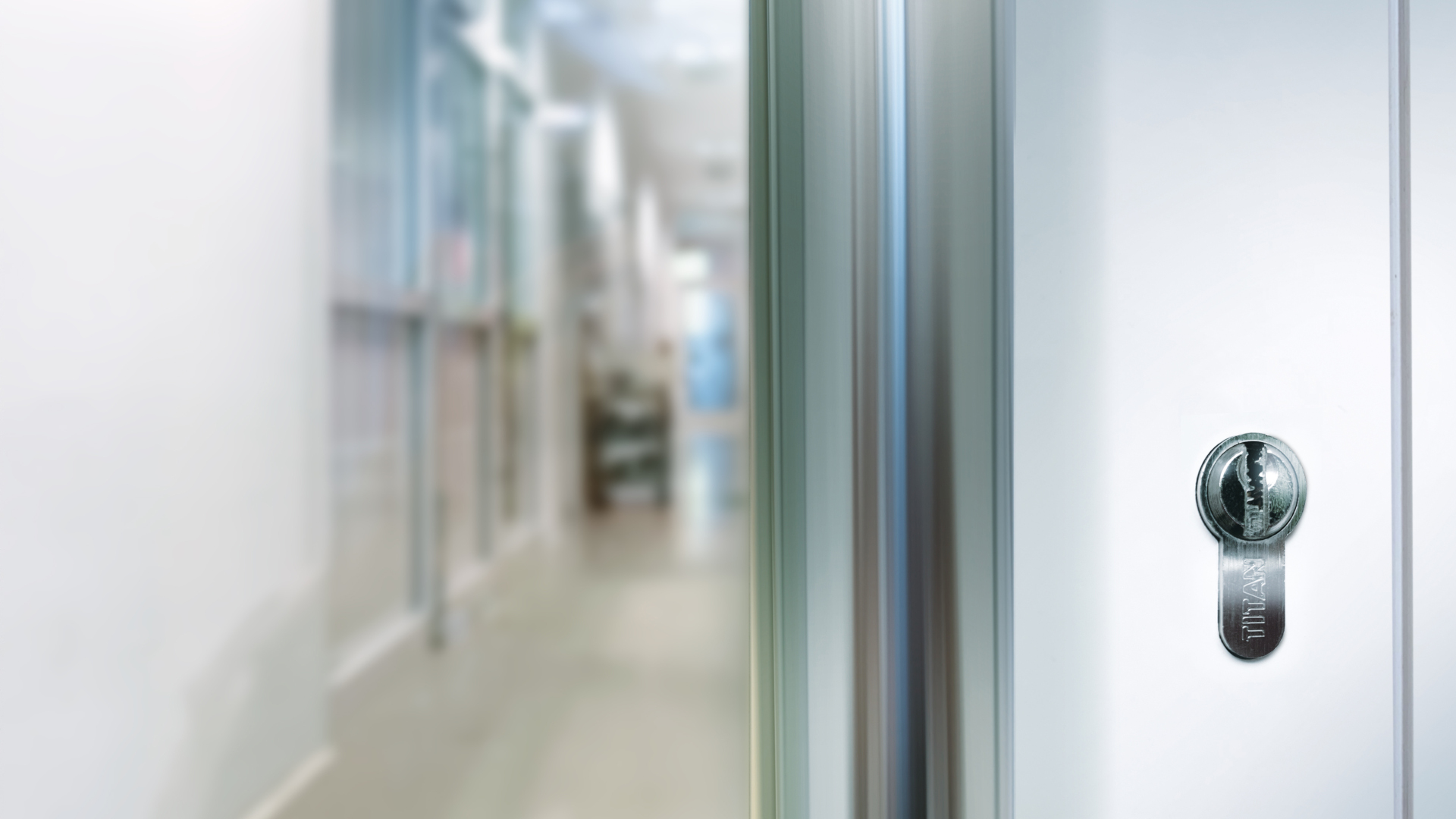 Glass door with TITAN cylinder