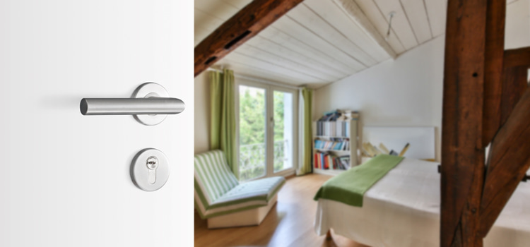 twinstar on a homeowners door